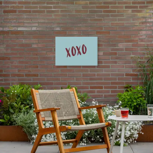 XOXO - Blauw - Rood Tuinposter op houten frame 2 cm dik klein -sfeer3