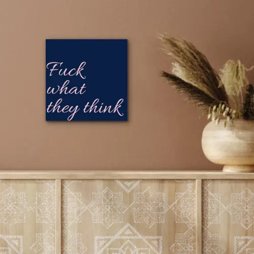 Fuck what they think - Blauw - Cursief aluminium wit klein -sfeer4