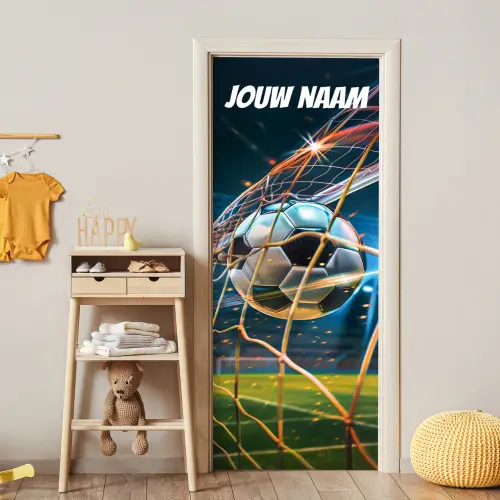 Voetbal die in het doel vliegt met vonken en personaliseerbare tekst bovenaan. deurposter klein -sfeer4