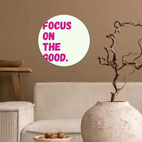 Focus on the good - Beige - Roze Wandcirkel behangsticker klein -sfeer1