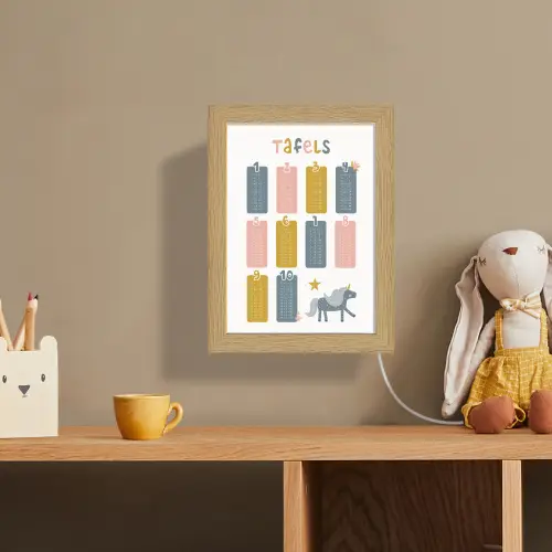 Tafels van vermenigvuldiging - Leren rekenen voor kinderen - Getallen oefenen - Cijfers - Eenhoorn Light Box met kabel (Wandlamp kind) klein -sfeer2_kind