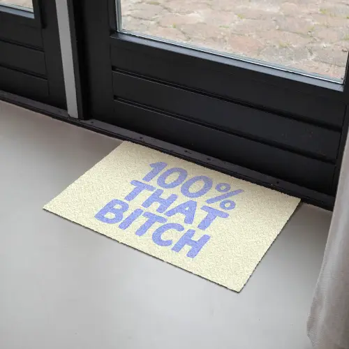 100% that bitch - Blauw - Wit Deurmat klein -sfeer2