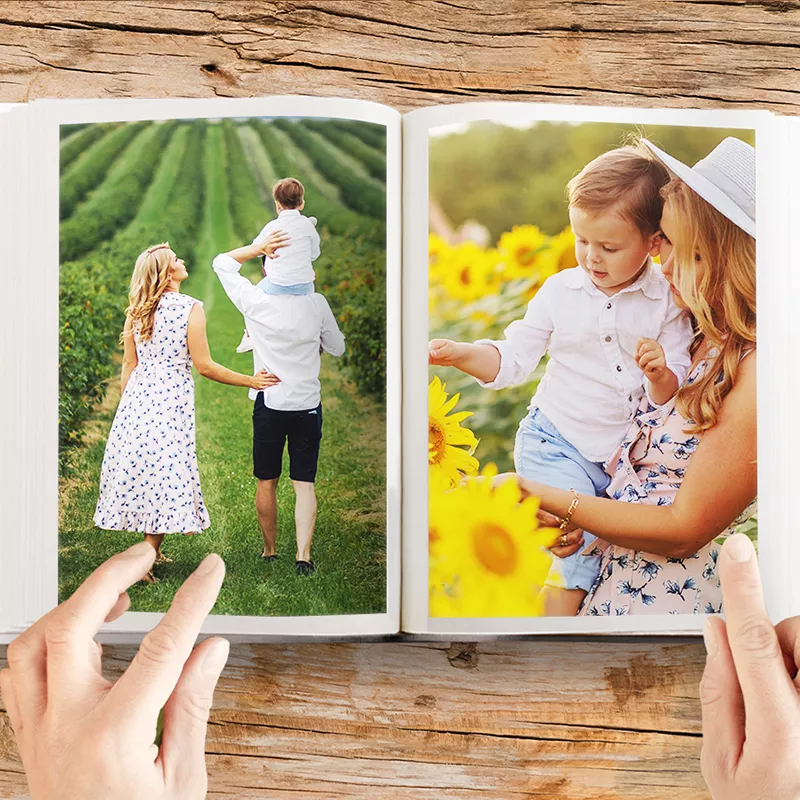 Een fotoboek met foto's van een gezin