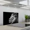 Leeuw tegen zwarte achtergrond in zwart-wit keuken achterwand spatscherm klein -3d_schuin