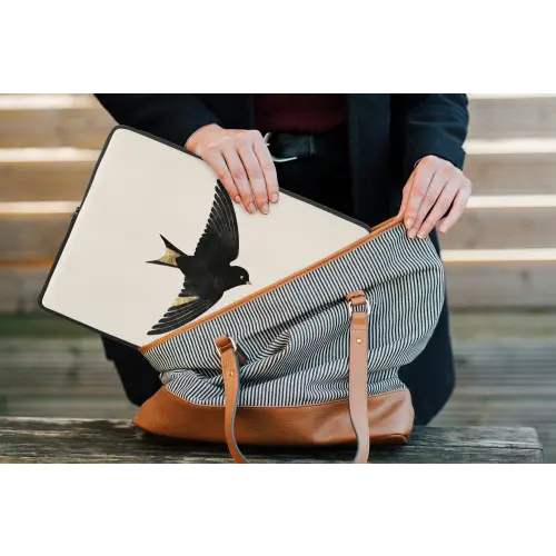 Zwarte zwaluw - Gouden accenten - Lichte achtergrond laptophoes neopreen klein -tas