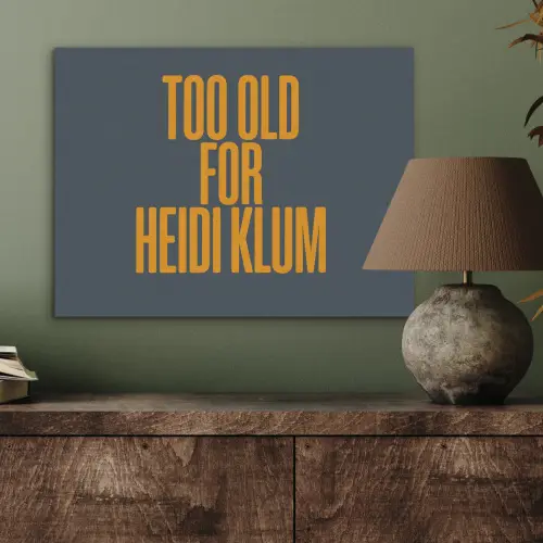 Too old for heidi klum - Geel - Blauw PET vilt klein -sfeer2