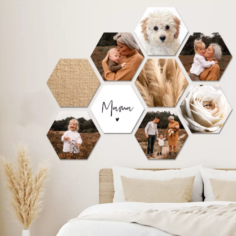 Een hexagon collage van een gezin hangt aan de muur