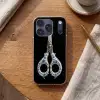 Schaar - Delfts blauw - Zwart Telefoonhoesje iPhone 17 Pro klein -sfeer1
