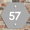 Effen lichtgrijs - Traditioneel Naambord Hexagon klein -sfeer2