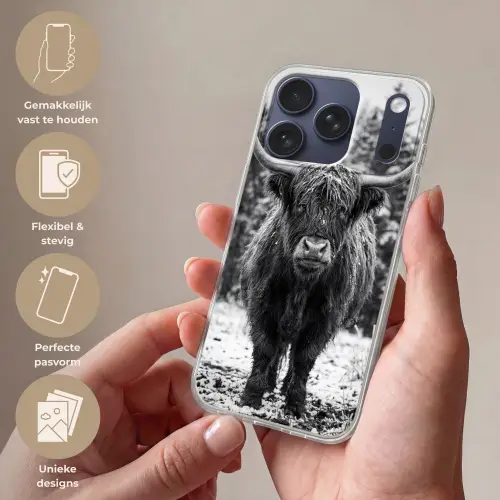 Schotse hooglander - Zwart - Wit - Sneeuwvlokken Telefoonhoesje iPhone 17 Pro klein -sfeer3_NL