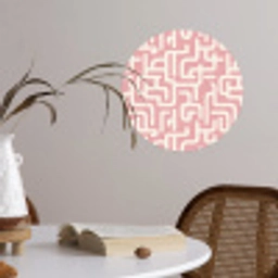 Doolhofpatroon - Roze - Wit - Abstract Wandcirkel behangsticker klein 186 -sfeer3