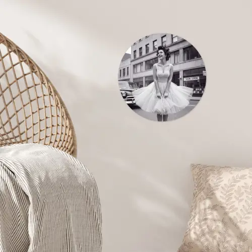 Retro - Vrouw - Zwart - Wit Wandcirkel behangsticker klein -sfeer4