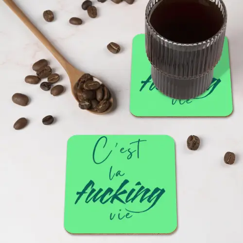 c'est la fucking vie - Groen - Penseelstijl onderzetter kurk middel -sfeer2
