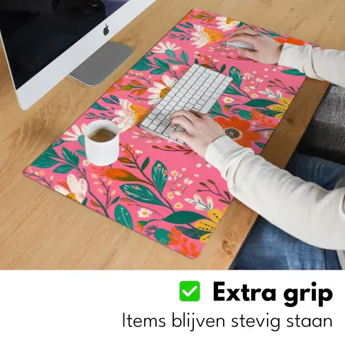 Roze - Bloemen - Wit - Oranje Muismat XXL klein -sfeer3