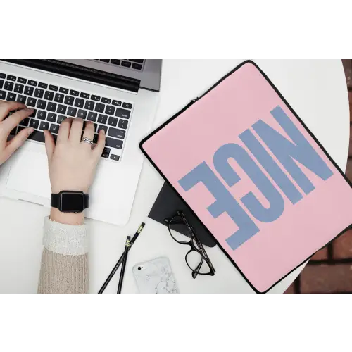 Nice - Paars - Roze laptophoes neopreen klein -bureau
