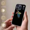 Papegaai - Kleurrijk - Vleugels - Sierlijk Telefoonhoesje iPhone 17 Pro klein -sfeer3_NL