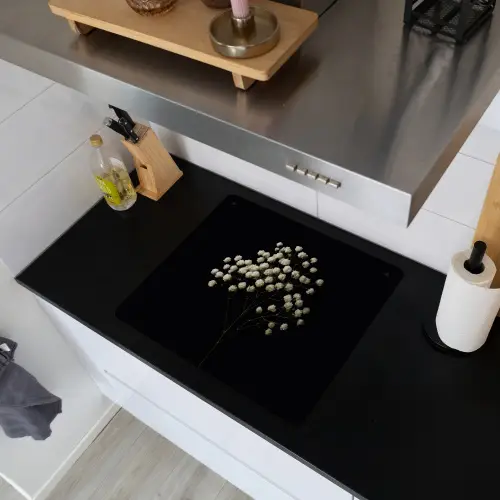 Gipskruid - Bloemetjes - Wit - Minimalistisch Inductie beschemer met haakjes middel -sfeer1