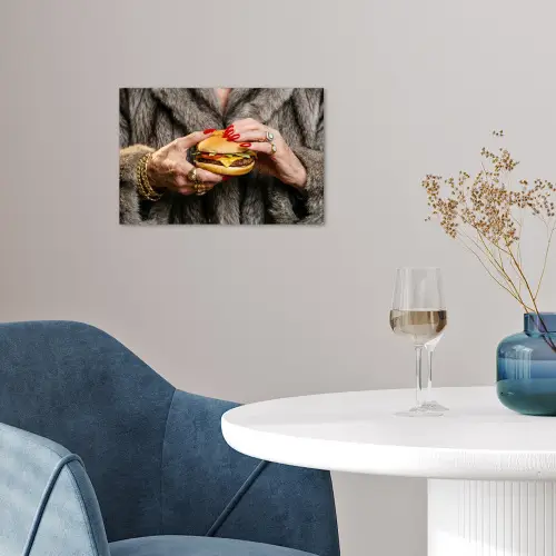 Vrouw - Hamburger - Bontjas poster papier klein -sfeer3
