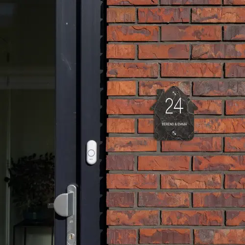 Gebarsten steen - Klassiek Naambord Huisje klein -sfeer2