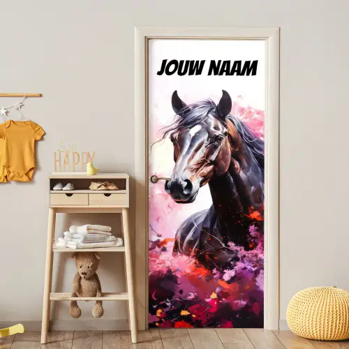 Donker paard met roze verfaccenten en naamtekst deurposter klein -sfeer4
