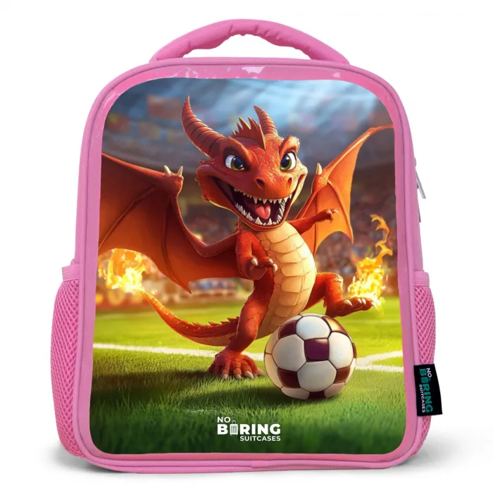 Rode draak voetbalt in zonnig stadion Kinderrugzak - Roze middel -3d