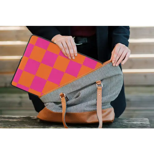 Schaakbord print - Oranje - Roze - Blokjes laptophoes neopreen klein -tas