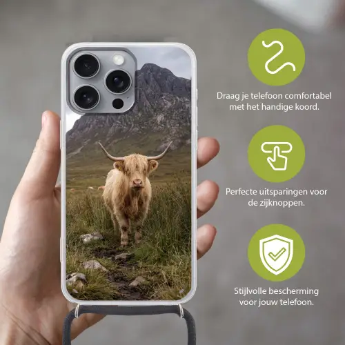 Schotse hooglander - Bergen - Grasveld Hoesje iPhone 16 Pro Max met koord klein -sfeer2_NL