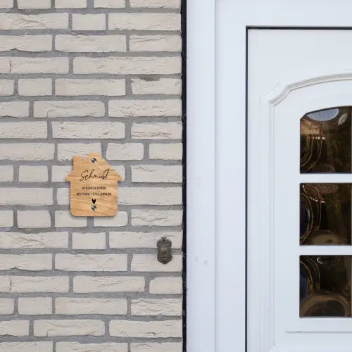 Licht hout - Sierlijk Naambord Huisje klein -sfeer1