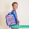 Illustratie van wolken, regenbogen en bloemen Kinderrugzak - Blauw middel -sfeer3_NL