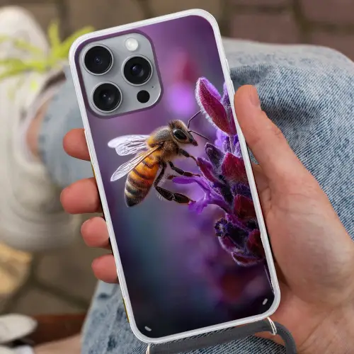 Honingbij - Paarse bloemen - Details Hoesje iPhone 16 Pro Max met koord klein -sfeer3