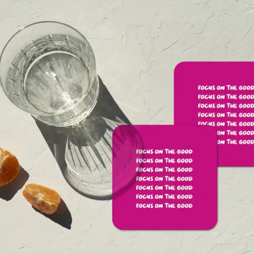 Focus on the good - Roze - wit onderzetter kurk middel -sfeer4