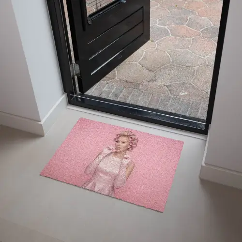 Vrouw - Roze - Parelketting - Krulspelden Deurmat klein -sfeer5