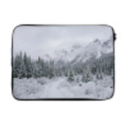 Weg - Bergen - Sneeuw - Naaldbos - Avontuurlijk laptophoes neopreen klein -3d