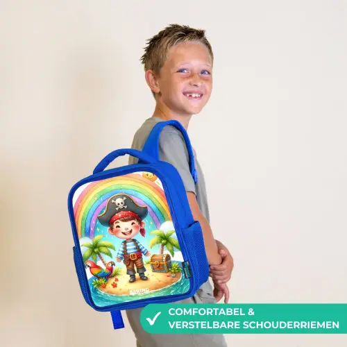 Piraat op een eiland met een schat Kinderrugzak - Blauw middel -sfeer3_NL