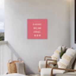 BBQ - Quote - Roze - Zomer Tuinposter op houten frame 2 cm dik middel -sfeer1