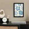 Hibiscusbloemen - Blauw - Patroon - Tropisch fotolijst zwart zonder passe partout klein -sfeer1