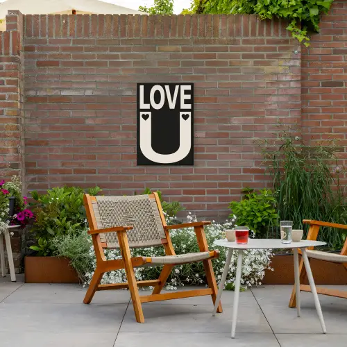 Love - Zwart - Minimalistisch Tuinposter op houten frame 2 cm dik klein -sfeer3
