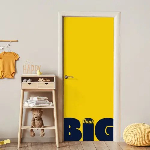 Geel - Think big - Grafisch deurposter klein -sfeer4