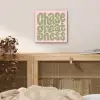 Chase greatness - Groen - Roze - Retro aluminium wit klein -sfeer3
