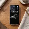 Koffie - Croissant - Tekst Telefoonhoesje iPhone 17 Pro klein -sfeer1