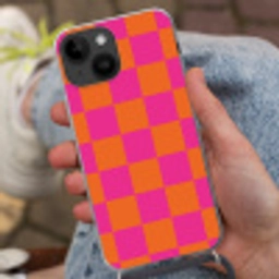 Schaakbord print - Oranje - Roze - Blokjes Crossbody Case iPhone 14 middel -sfeer3