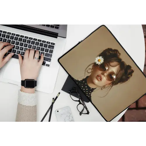 Vrouw - Beige - Bloem - Modern - Portret laptophoes neopreen klein -bureau