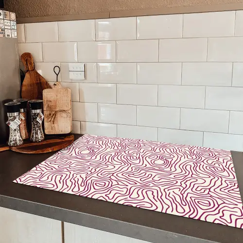 Kronkelende lijn - Magenta - Crème Inductie beschermer vinyl 3mm klein 276 -sfeer3