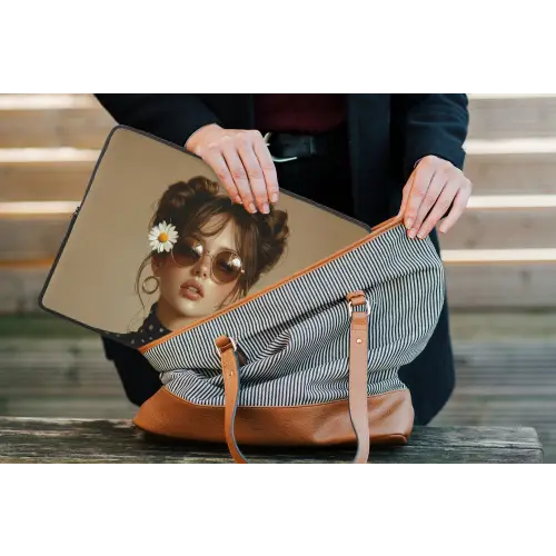 Vrouw - Beige - Bloem - Modern - Portret laptophoes neopreen klein -tas