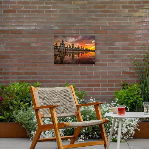 Rij van Boeddha-beelden bij zonsondergang Tuinposter op houten frame 2 cm dik klein -sfeer3