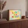 Quote - Lucky - Regenboogkleuren Light Box met batterij (Wandlamp) middel -sfeer2