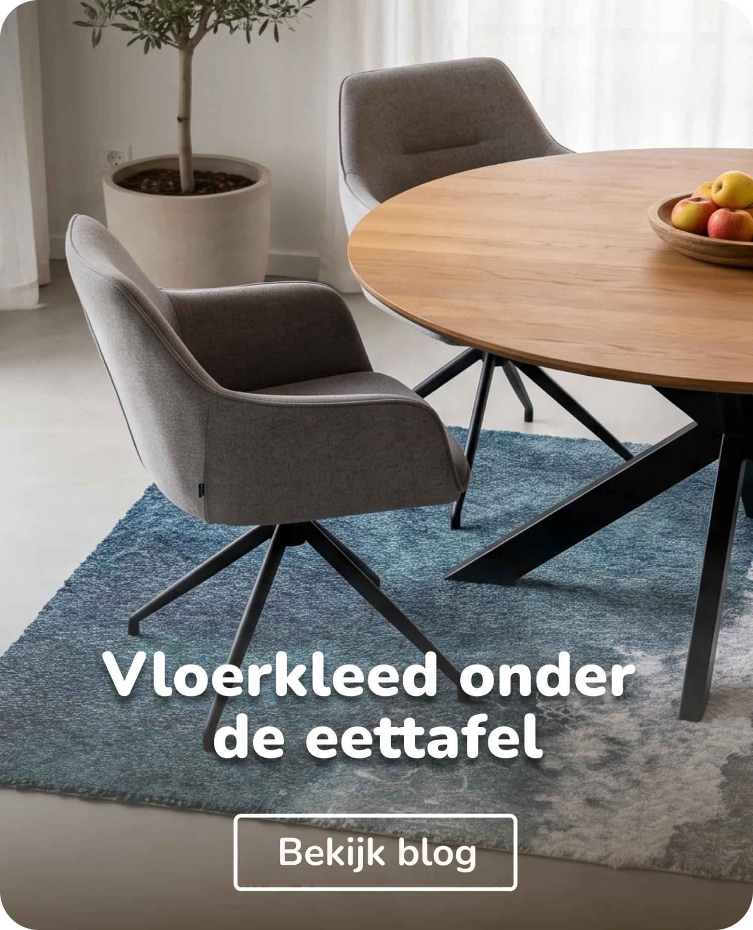 blauw vloerkleed onder moderne eethoek