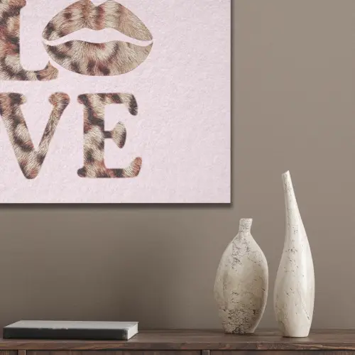 Tekst - Love - Pantervacht - Lichtroze PET vilt klein -sfeer6_closeup