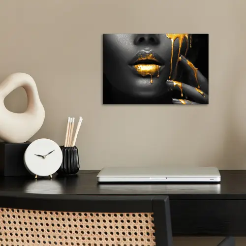 Vrouw - Zwart - Goud - Gezicht - Lippen poster papier klein -sfeer1