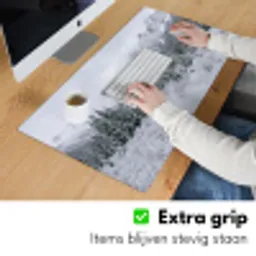 Weg - Bergen - Sneeuw - Naaldbos - Avontuurlijk Muismat XXL klein -sfeer3